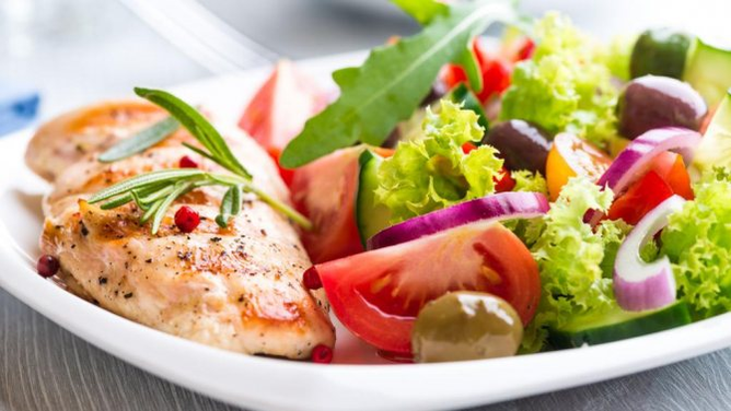 Geméis Salat a Fësch op enger Protein Diät