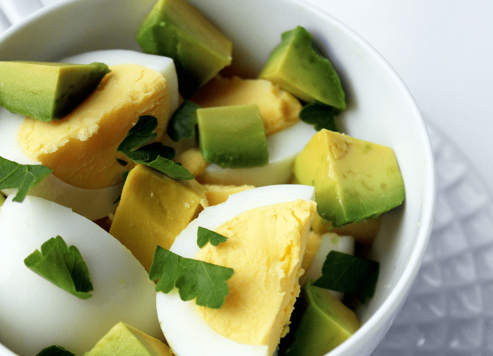 Salat mat Avocado an Eeër op enger Proteindiät